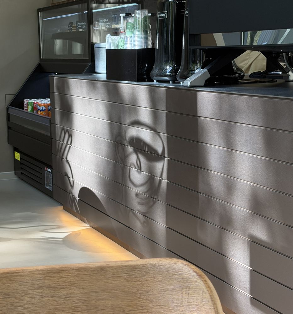 Brons gekleurde bar met vitrine en koffiemolens